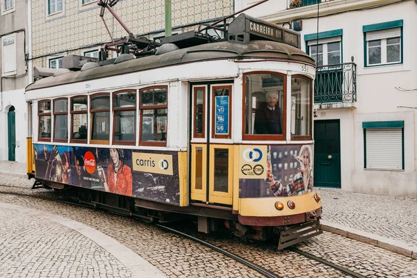 Portugal, Lisboa, 01 de julio de 2018: Un antiguo tranvía amarillo tradicional de época que recorre la calle de la ciudad de Lisboa —  Fotos de Stock