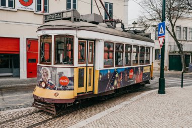 Portekiz, Lizbon, 01 Temmuz 2018: Lizbon şehir cadde boyunca hareketli bir eski moda vintage geleneksel sarı tramvay