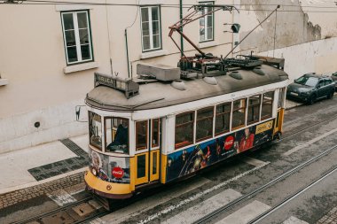 Portekiz, Lizbon, 01 Temmuz 2018: Lizbon şehir cadde boyunca hareketli bir eski moda vintage geleneksel sarı tramvay
