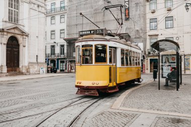 Portekiz, Lizbon, 01 Temmuz 2018: Lizbon şehir cadde boyunca hareketli bir eski moda vintage geleneksel sarı tramvay