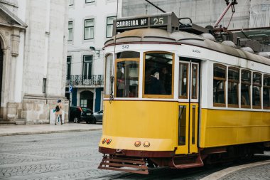 Portekiz, Lizbon, 01 Temmuz 2018: Lizbon şehir cadde boyunca hareketli bir eski moda vintage geleneksel sarı tramvay