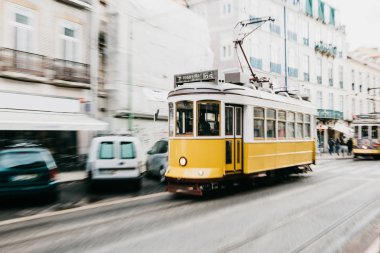 Portekiz, Lizbon, 01 Temmuz 2018: Lizbon şehir cadde boyunca hareketli bir eski moda vintage geleneksel sarı tramvay bulanık hareket.