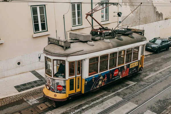 Portekiz, Lizbon, 01 Temmuz 2018: Lizbon şehir cadde boyunca hareketli bir eski moda vintage geleneksel sarı tramvay