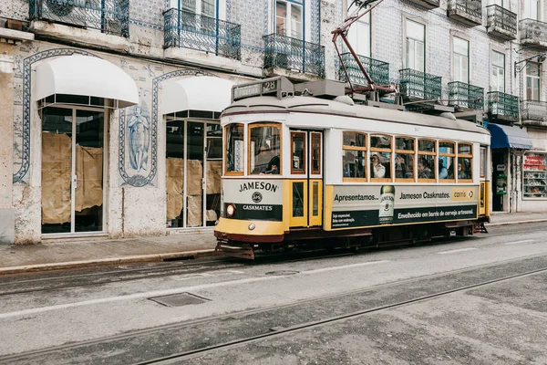 Portekiz, Lizbon, 01 Temmuz 2018: Lizbon şehir cadde boyunca hareketli bir eski moda vintage geleneksel sarı tramvay