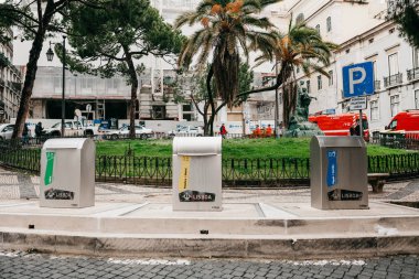 Lisbon, 18 Haziran 2018: Sokakta bir modern akıllı çöp tenekesi. Sonraki bertarafı için Avrupa'nın atık toplama. Çevre dostu atık toplama