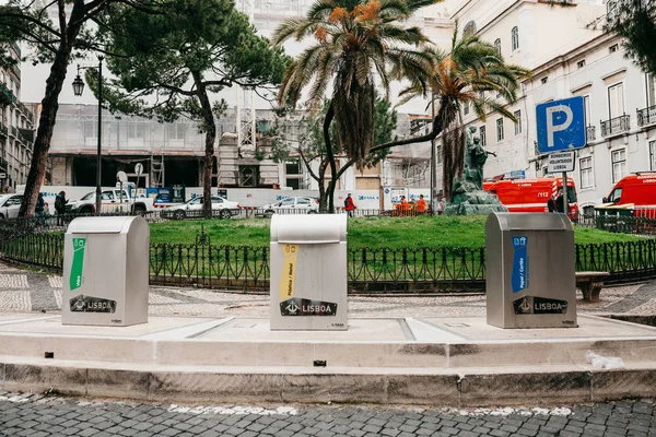 Lissabon, 18 juni, 2018: Een moderne slimme vuilnisbak aan de straat. Inzameling van afval in Europa voor vervreemding. Eco-vriendelijke afvalinzameling — Stockfoto
