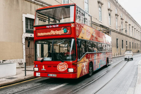Lisbon, 1 Mayıs 2018: Şehirde turist rides bir kırmızı turist otobüsü. Lizbon şehir gezisi.