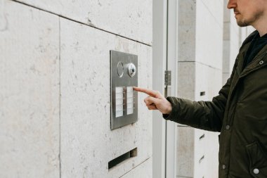 Bir erkek yerel ikamet veya turist üstünde belgili tanımlık doorphone düğme tıklatırsa veya interkom çağırır. Varış ve oda Sokağı'ndan çağrı