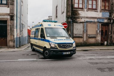 Portekiz, Porto, 05 Mayıs 2018: şehrin sokak üzerinde bir ambulans. Acil yardım. Ambulans Servisi 112.
