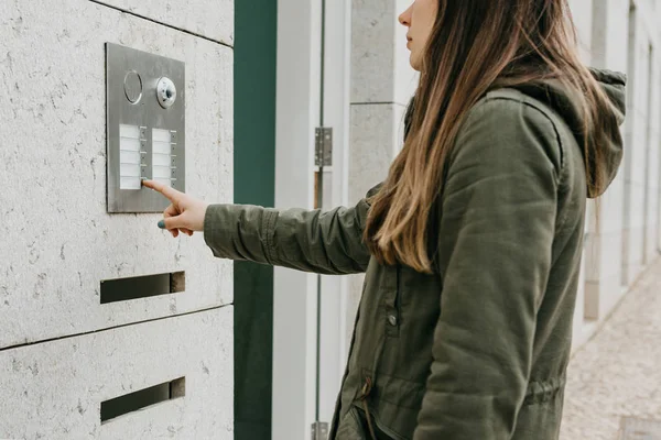 Kız doorphone düğmesine basınca veya dahili aramalar