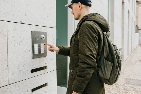 Mužské Místní Rezident Nebo Turistické Klepne Tlačítko Doorphone Nebo Volá — Stock fotografie