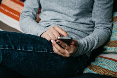 Yakın çekim. Bir kız bir cep telefonu arama veya mesaj göndermek ya da bir sosyal ağ iletişim kurmak için kullandığı veya uygulama kullanır