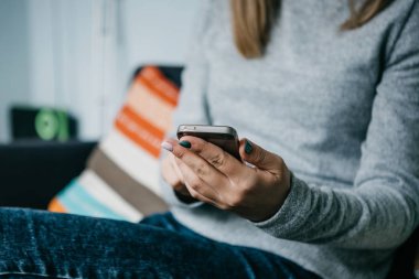 Yakın çekim. Bir kız bir cep telefonu arama veya mesaj göndermek ya da bir sosyal ağ iletişim kurmak için kullandığı veya uygulama kullanır