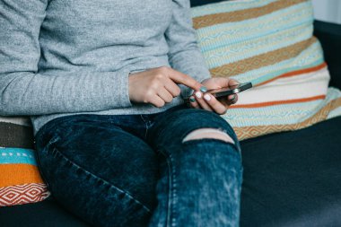 Yakın çekim. Bir kız bir cep telefonu arama veya mesaj göndermek ya da bir sosyal ağ iletişim kurmak için kullandığı veya uygulama kullanır