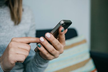 Yakın çekim. Bir kız bir cep telefonu arama veya mesaj göndermek ya da bir sosyal ağ iletişim kurmak için kullandığı veya uygulama kullanır