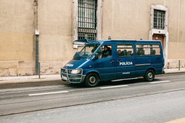 Lisbon, 18 Haziran 2018: Bir polis arabası şehri sokak sürüş. Kamu düzeninin korunması