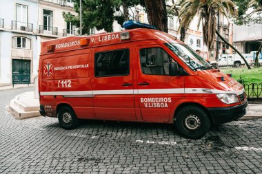 Lisbon, 18 Haziran 2018: Şehrin sokak üzerinde bir ambulans. Acil yardım. Ambulans Servisi 112.