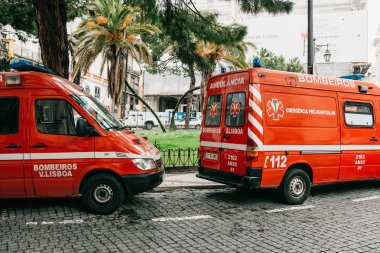 Lisbon, 18 Haziran 2018: Şehrin sokak üzerinde bir ambulans. Acil yardım. Ambulans Servisi 112.