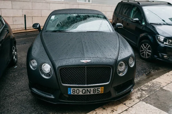 Lisbon, 18 Haziran 2018: Bentley Continental bir semt yağmurlu havalarda cadde üzerinde park edilmiş modern lüks prestijli iş araba
