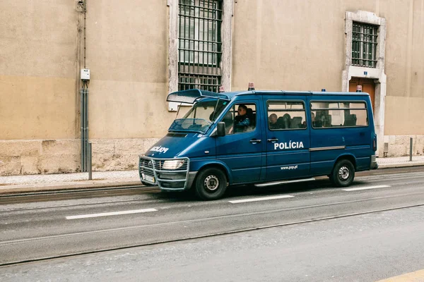 Lisbon, 18 Haziran 2018: Bir polis arabası şehri sokak sürüş. Kamu düzeninin korunması