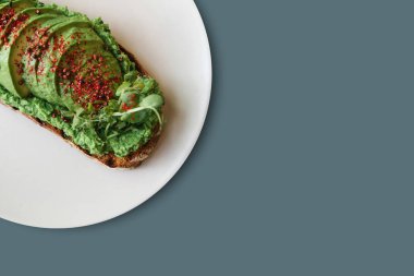 Lezzetli ve besleyici sebze tost ya da sandviç avokado ve en az bir tarzda guacamole. Sağlıklı gıda. Yararlı bir aperatif. Metin için yakındaki yer