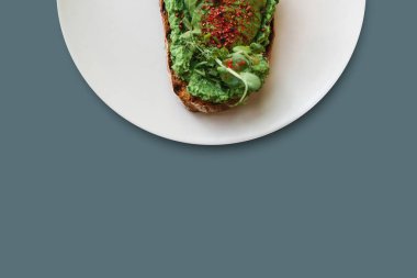 Lezzetli ve besleyici sebze tost ya da sandviç avokado ve en az bir tarzda guacamole. Sağlıklı gıda. Yararlı bir aperatif. Metin için yakındaki yer