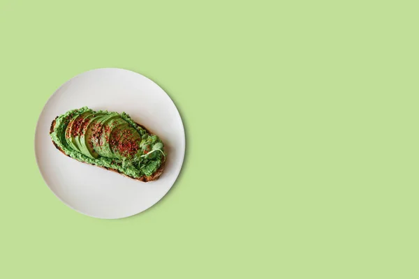 Pâine prăjită vegetală delicioasă și nutritivă sau sandwich cu avocado și guacamole într-un stil minim. Mâncare sănătoasă. O gustare utilă. Locul din apropiere pentru text — Fotografie, imagine de stoc
