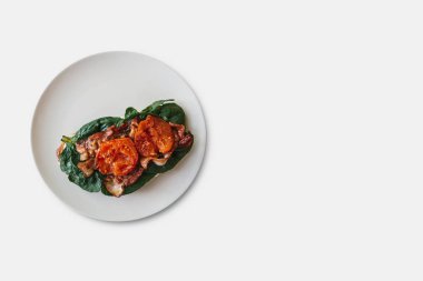 Lezzetli ve besleyici tost ya da sandviç sosis, ıspanak ve domates ile. Lezzetli yemekler. Metin için yakındaki yer