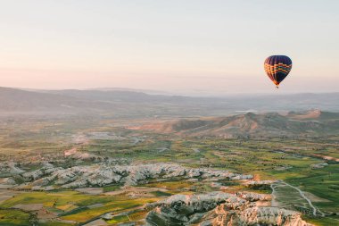 Sabah saat gündoğumu veya günbatımı de akşam gökyüzünde yalnız bir balon uçuşu. Hava veya macera seyahat