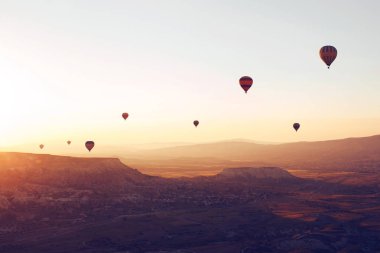 Şafakta sabah veya akşam gün batımında gökyüzünde uçan balonlar