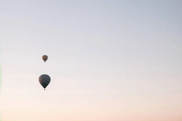 Balões voadores no céu de manhã ao amanhecer ou à noite ao pôr do sol — Fotografia de Stock