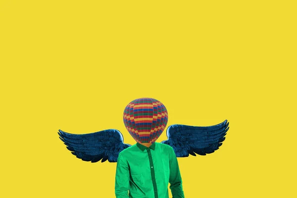Concepto mínimo surrealista. Un globo en lugar de una cabeza humana y alas detrás de la espalda. Minimalismo y surrealismo. Mi idea, diseño y obra de arte — Foto de Stock