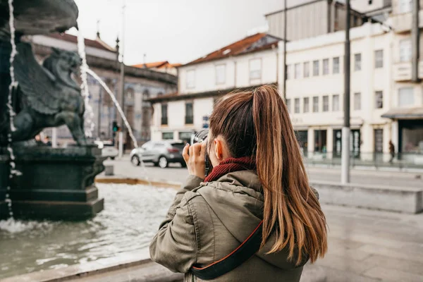 Un fotógrafo profesional o fotografías turísticas una hermosa fuente urbana en la plaza de la ciudad en Oporto, Portugal . — Foto de Stock