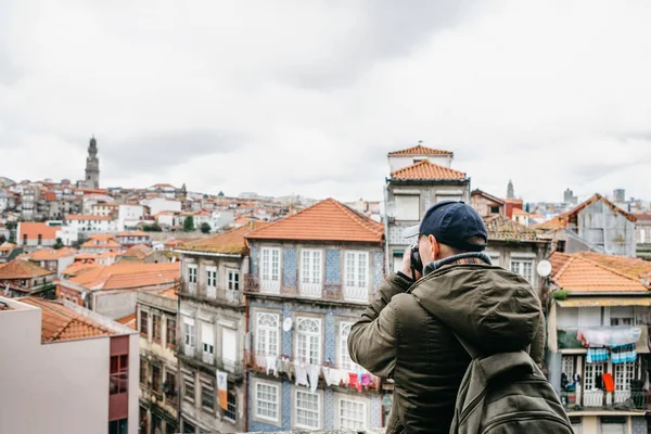 Un fotógrafo de viajes profesional o fotografías turísticas un hermoso paisaje urbano en Oporto en Portugal. Ocupación profesional o hobby —  Fotos de Stock