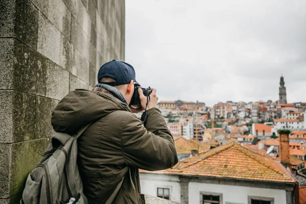 Ein professioneller reisefotograf oder tourist fotografiert eine wunderschöne stadtlandschaft in porto in portugal. Beruf oder Hobby — Stockfoto