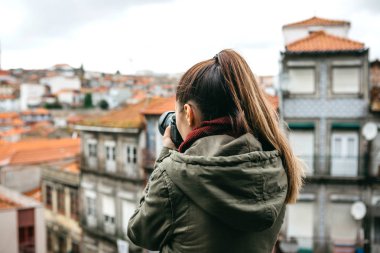 Profesyonel bir fotoğrafçı ya da turist fotoğrafları güzel cityscape Porto Portekiz Seyahat. Profesyonel fotoğrafçılık veya ilginç hobi.
