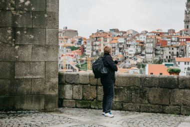 Bir turist ve bir gözlem platformu alır Porto Portekiz bir şehrin güzel manzara resimleri