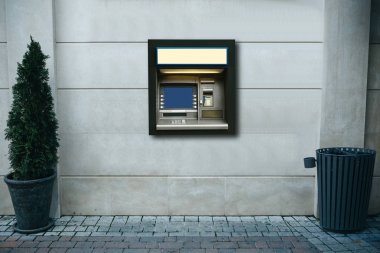 Para çekmek ve diğer mali işlemler için modern sokak ATM makinesi