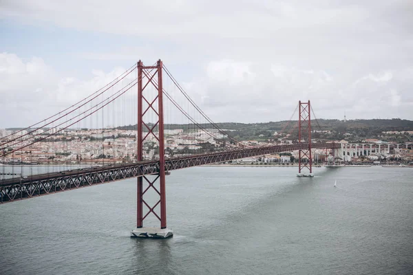 Hermosa vista del puente llamado 25 de abril en Lisboa en Portugal —  Fotos de Stock