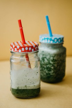 Vejetaryen yeşil karışımı sebze ve meyve kokteyli salatalık ve yeşil maydanoz ve dereotu.