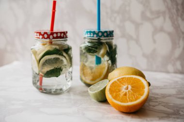 Ev yapımı narenciye limonata veya meyve suyu veya bir kavanoza mojito. Narenciye içki.