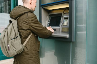 Turist para--dan Atm daha fazla seyahat için fazla çekiyor. Finans, kredi kartı, para çekilmesi.