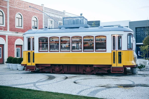 Lizbona, 18 czerwca 2018 r.: Oryginalny i autentyczny ulicy kawiarenka w staromodny tradycyjnych portugalskich żółty tramwaj obok outlet moda, nazywanego Freeport w Lizbonie — Zdjęcie stockowe