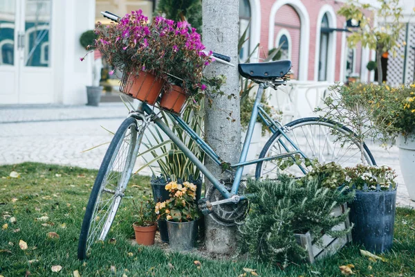 Az utcán az európai város díszített kerékpár — Stock Fotó