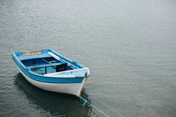 Ein kleines einsames Fischerboot auf ruhigem Wasser — Stockfoto