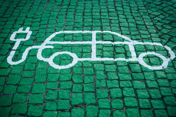 Een speciale plaats voor het opladen van elektrische auto's of voertuigen. Een moderne en milieuvriendelijke wijze van vervoer die zijn gekomen op grote schaal in Europa. — Stockfoto