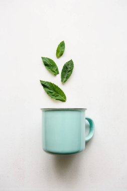 Bir kavram veya bir yararlı içki veya bitkisel veya yeşil çay anlamına gelir yaratıcı bir fikir. Kupa sinek yapraklarından