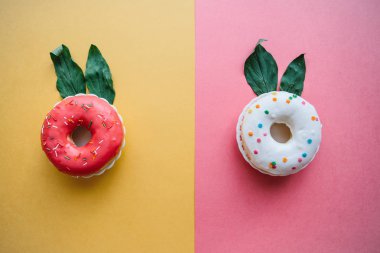 Kulakları ile yaratıcı donuts bırakır bir tavşana benzer en az bir tarzda çiçek arka planlar üzerinde