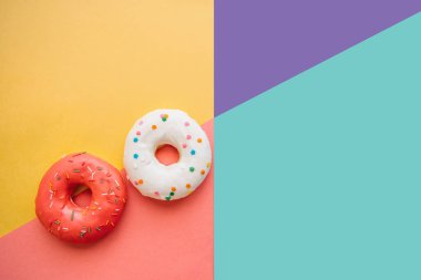 Çörek parlak renkli arka plan üzerinde. Aşağıda metin için yer