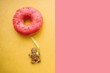 Zencefilli kurabiye adam çörek bir balon gibi görünüyor onun elinde tutar. Yaratıcı bir fikir. Tatil kavramı. Metin için yakındaki yer